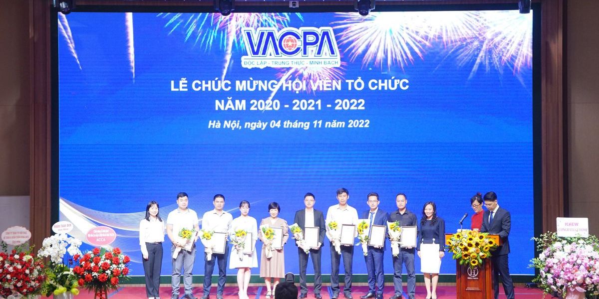 Vacpa 副总裁 Nguyen Thai Thanh 女士和 UBCKNN 证券发行管理部副部长 Tran Kim Dung 女士授予 Vacpa 组织会员证书