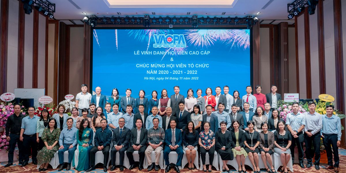 Hội kiểm toán viên hành nghề việt nam (vacpa) đã long trọng tổ chức lễ vinh danh hội viên cao cấp và chúc mừng các hội viên tổ chức gia nhập năm 2020-2021-2022 tại hà nội.